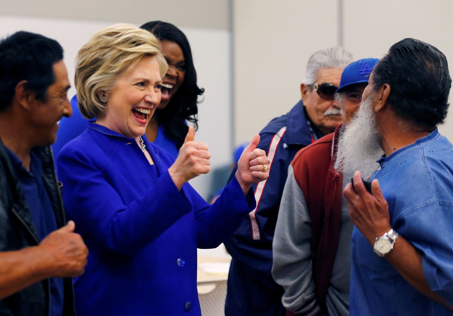 Hillary Clinton külastas esmaspäeval koos oma kampaaniameeskonnaga Californias asuvat Comptoni.
