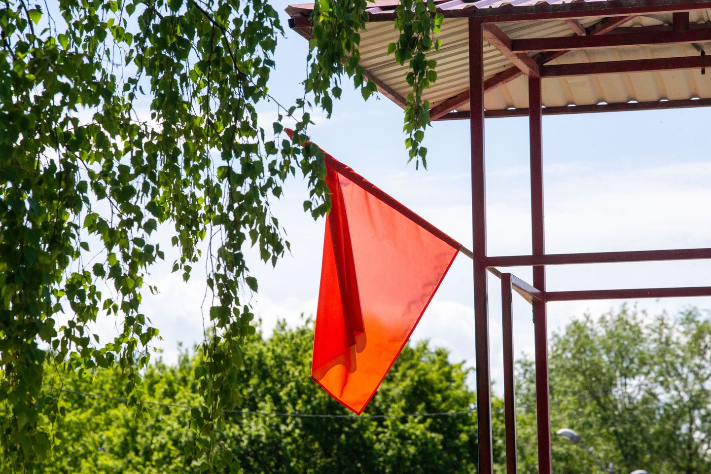 Punane lipp lehvib Emajõe linnaujula rannas.