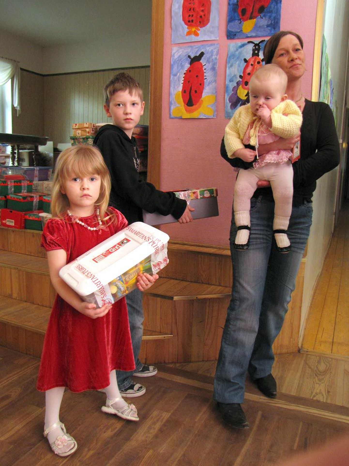 Viie lapse ema Krista Leinola kinnitab, et kingitused teevad laste  tuju heaks.