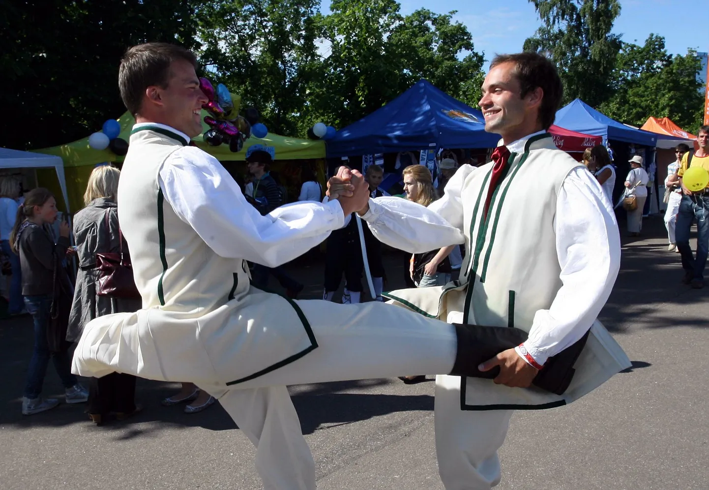Gatis Volans (vasakul)ja Andris Seipulis näitavad pärast edukat peaproovi tantsusamme.