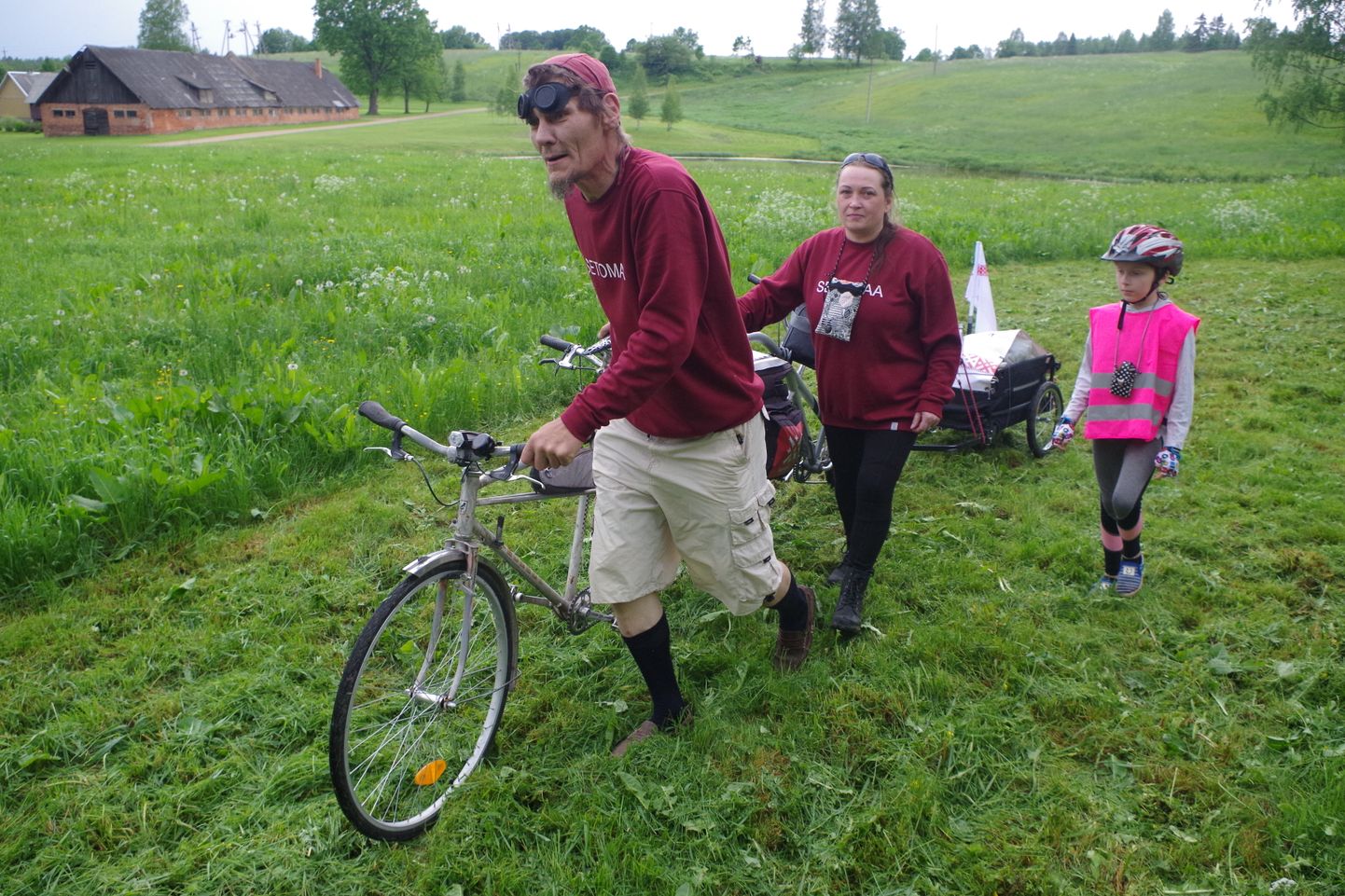 Isa Aarne, ema Hele ja tütar Nefretete startisid esmaspäeva hommikul pikale rattamatkale.