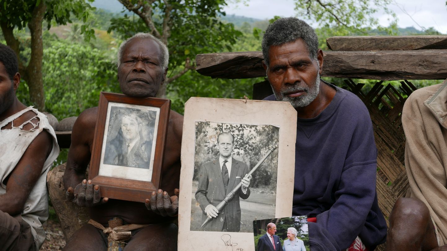 Vanuatu Tanna saare Younaneni küla elanikud prints Philipi ja kuninganna Elizabeth II fotodega.