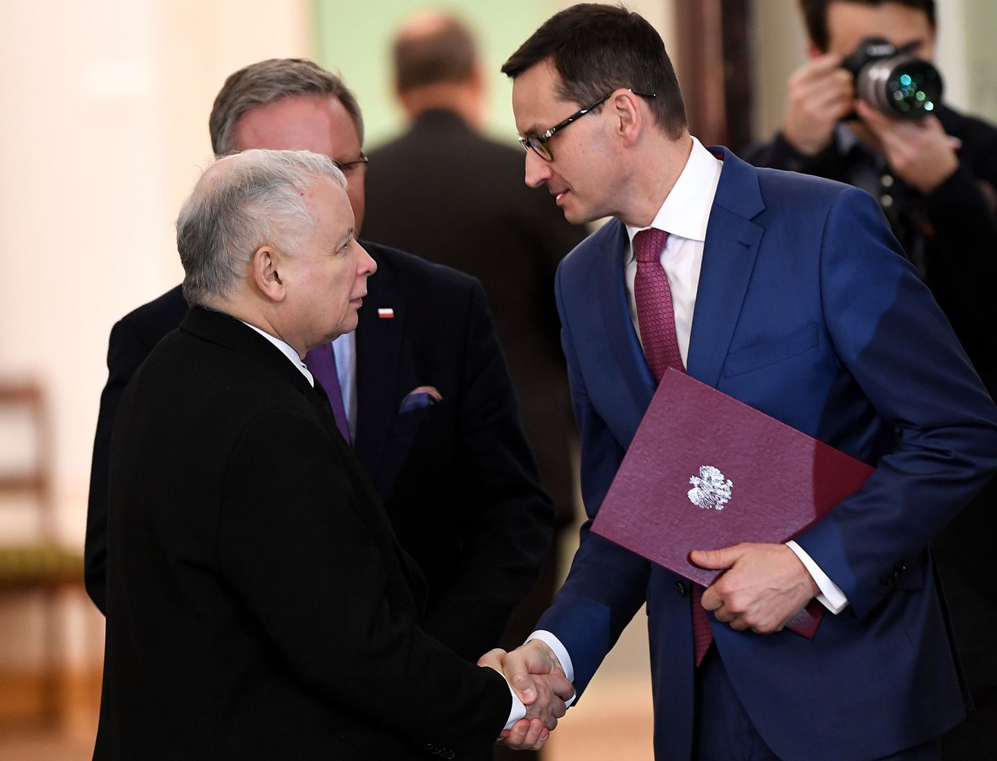 Peaminister Mateusz Morawiecki (paremal) surumas kätt võimupartei liidri Jaroslaw Kaczynskiga, kes paljude hinnangul juhib ise Poola riiki.