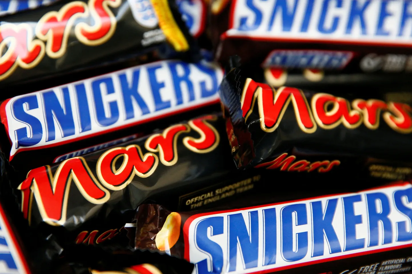 Шоколадные батончики Mars и Snickers от компании Mars.