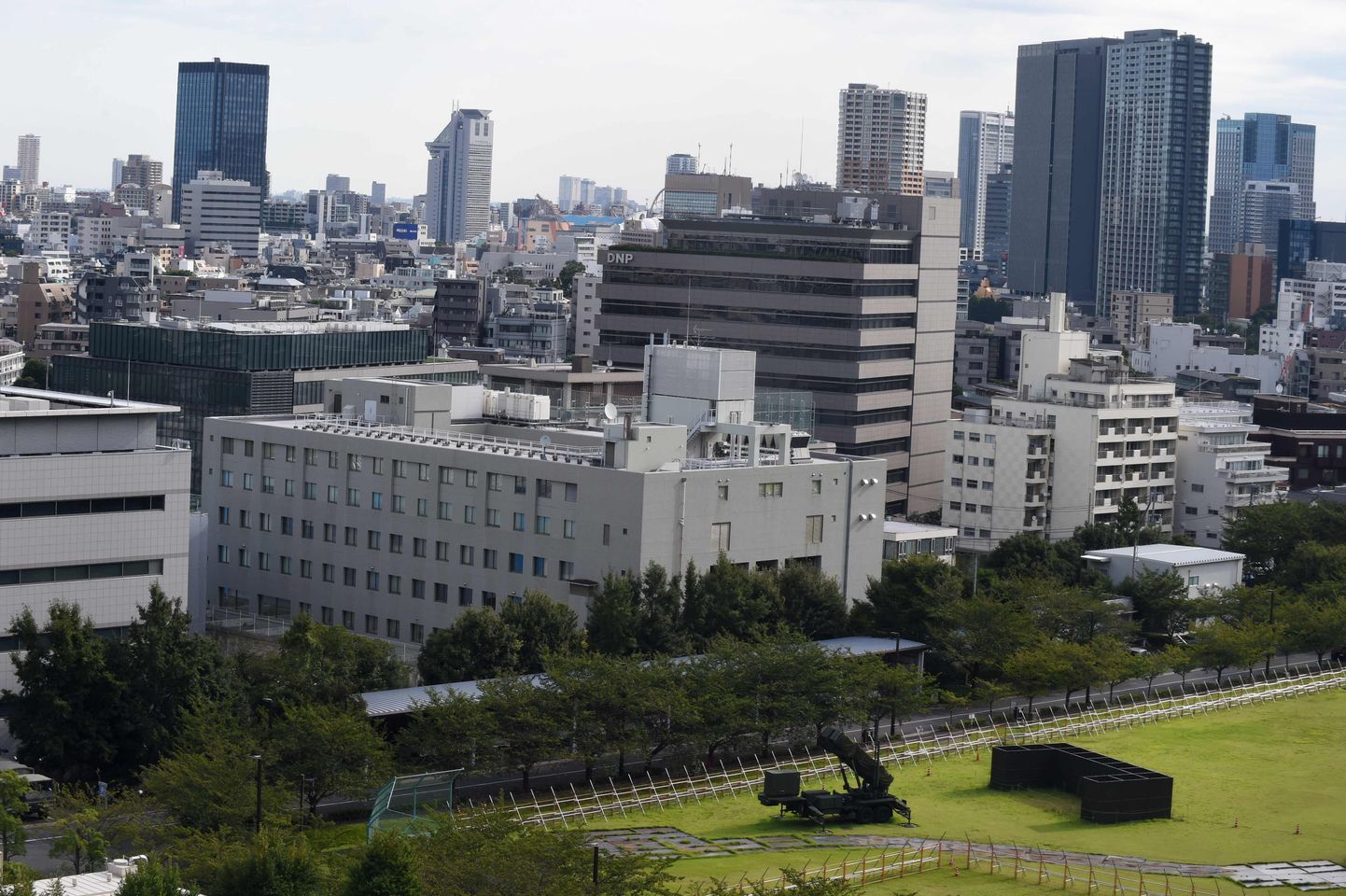Jaapani enesekaitsejõudude raketitõrjesüsteem PAC-3 Tokyos kaitseministeeriumi hoone territooriumil.