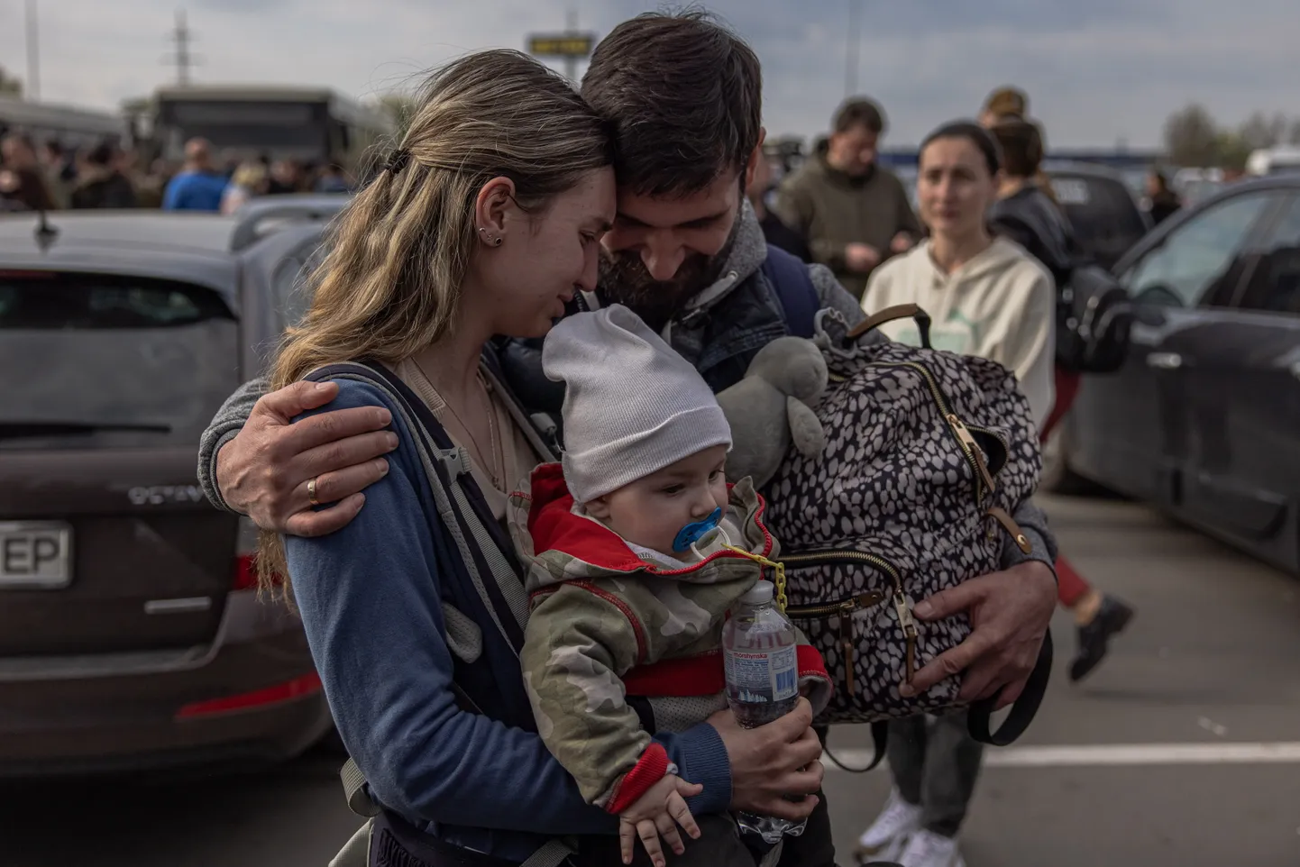Mariupolist põgenenud Anna koos poja Svjatoslaviga eile saabumas Zaporižžja evakuatsioonipunkti.