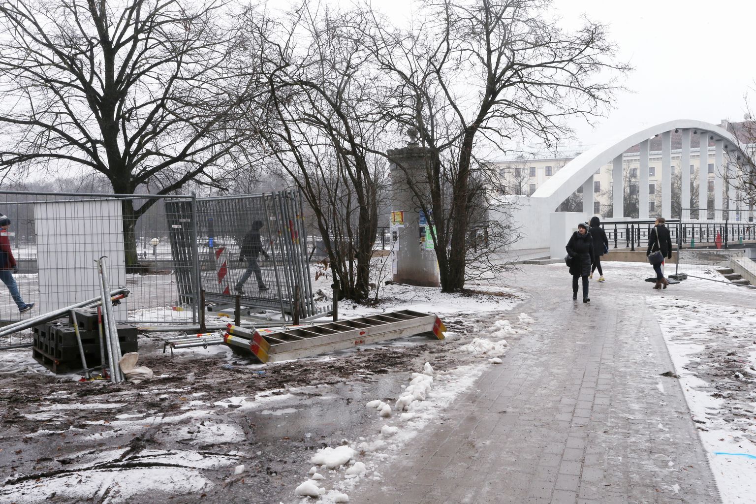Praegu märgib tulevast mälestusplatsi vaid mõni tara ja silt. Varsti peaksid ehitustööd olema täies hoos.