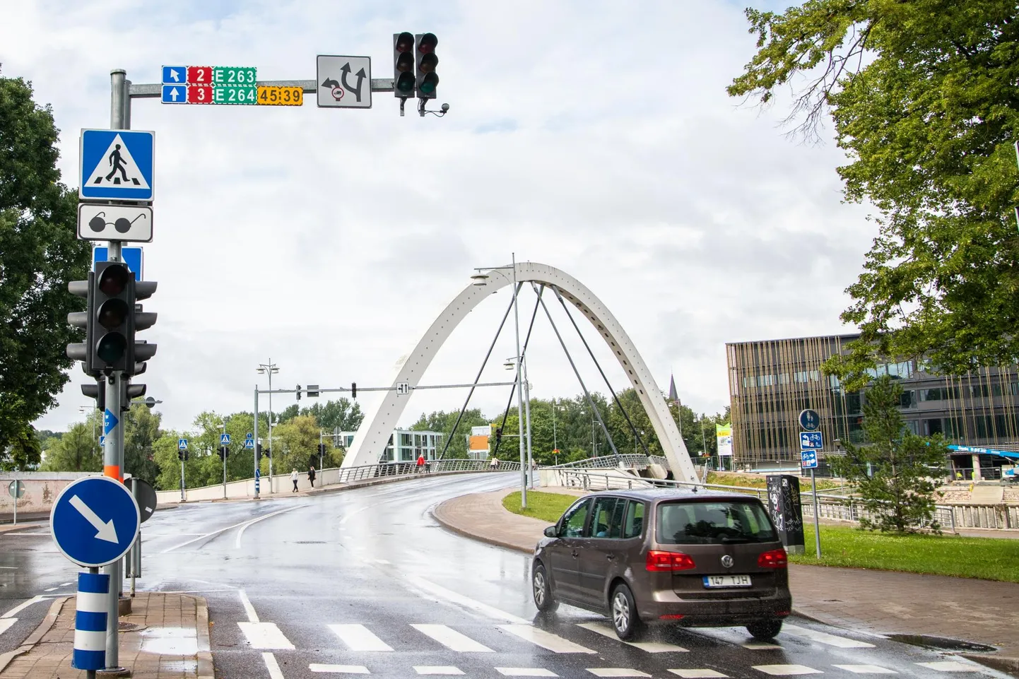 Vabaduse puiestee ja Laia tänava ristmiku foorid ei tööta juba nädal aega, sest kontrolleris läksid lühisesse emaplaat ja protsessor.