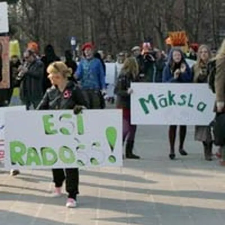 Mākslas festivāla laikā gājiens uz Vidzemes tirgu