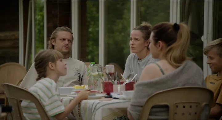 Kinoteātros nonāk godalgodā Latvijas un Lietuvas filma “Sausi slīkstot”