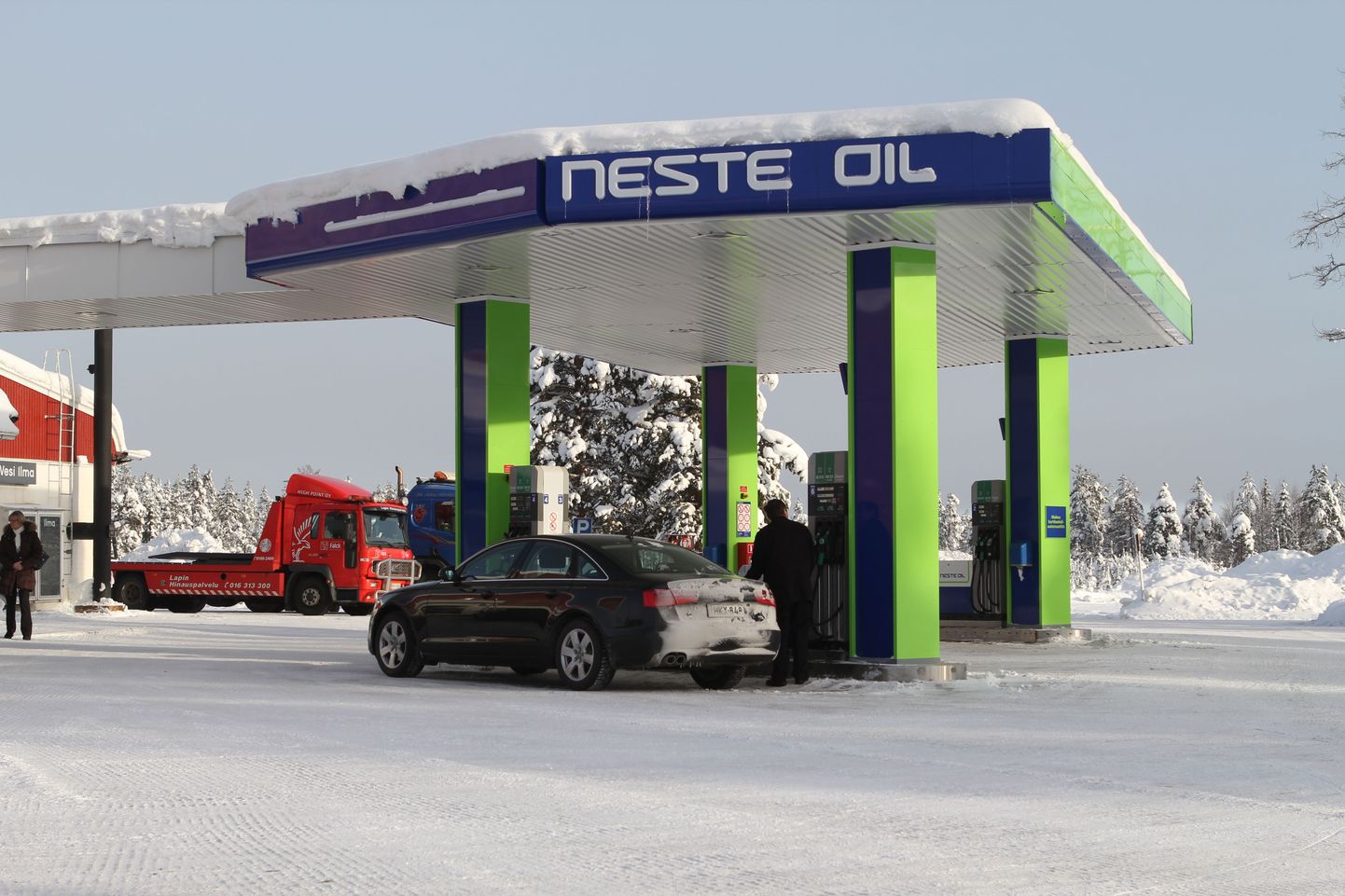 Kütuse hinnalangus viis euroala deflatsiooni. Pildil Neste tankla Soomes Rovaniemis.