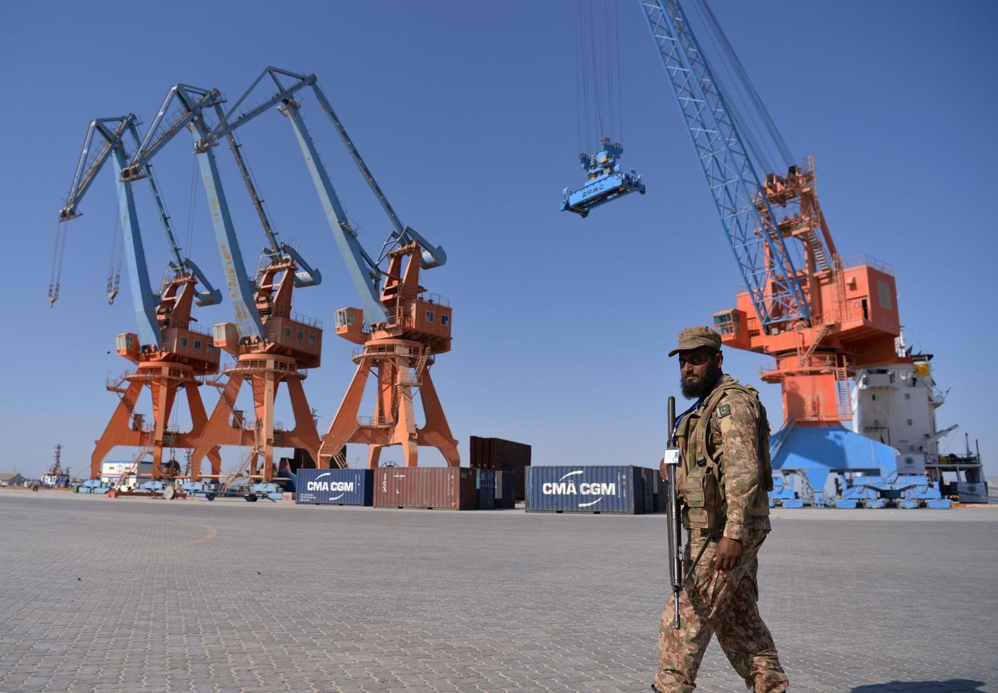Pakistani sõjaväelane valvamas projekti «Üks vöönd, üks tee» ehk Uue Siiditee jaoks väga tähtsat Gwadari sadamat, mida kontrollib 2059. aastani Hiina ettevõte.