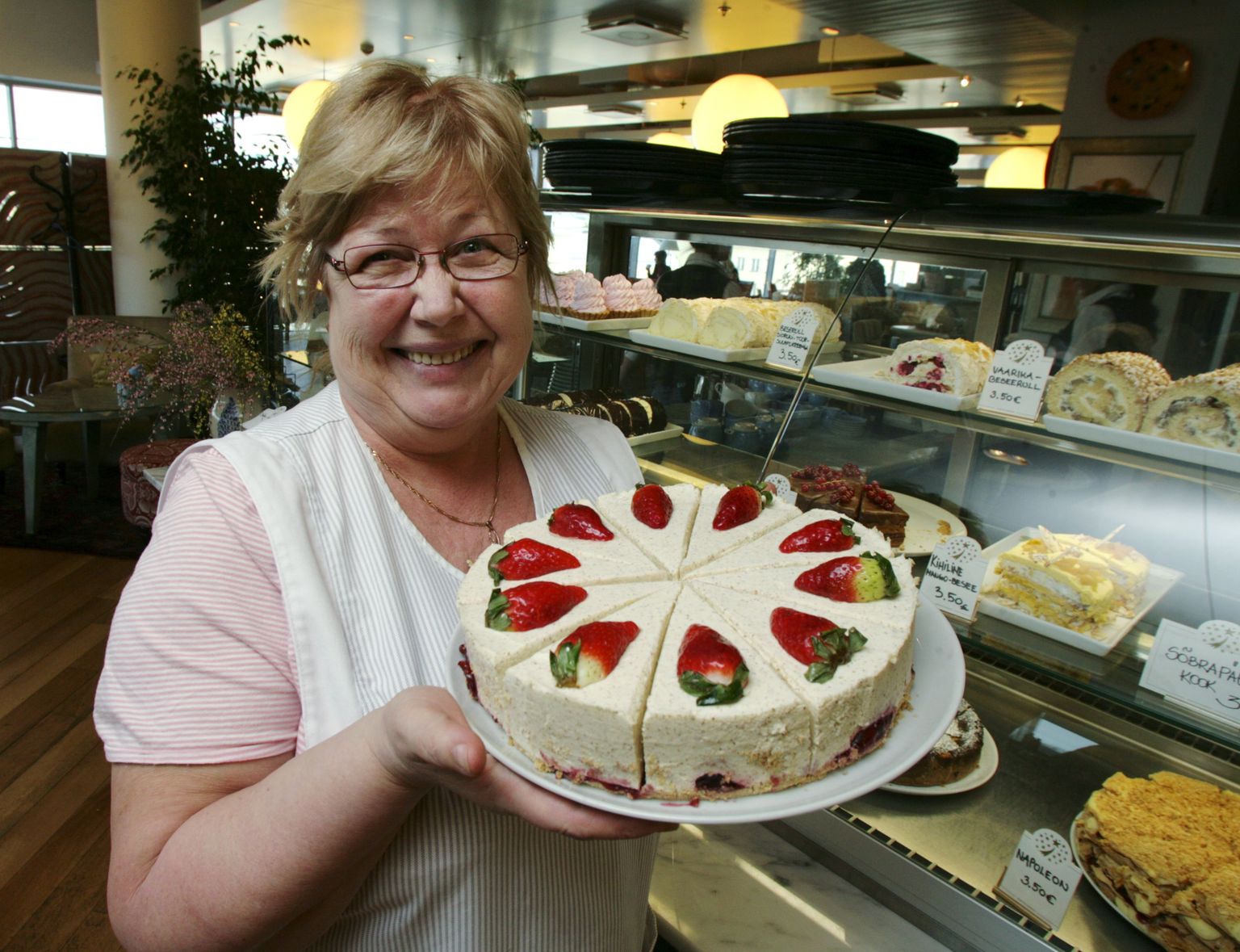 Koogimeister Nadežda Kaarma maasika-kama tort.
