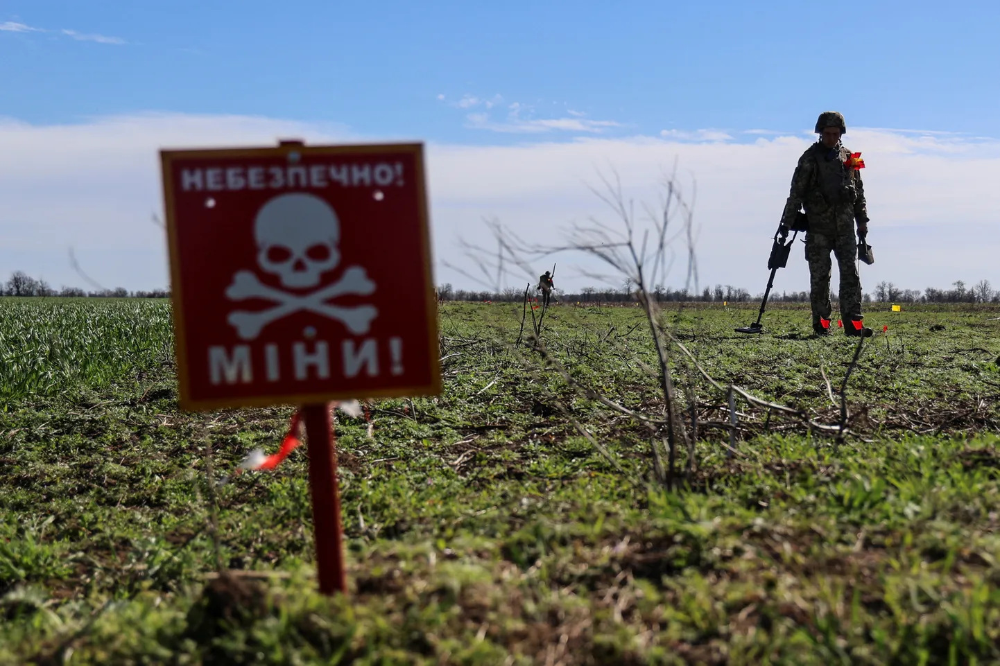 Ukraina demineerijad rindejoonel Hersonis 4. aprillil 2024. a.