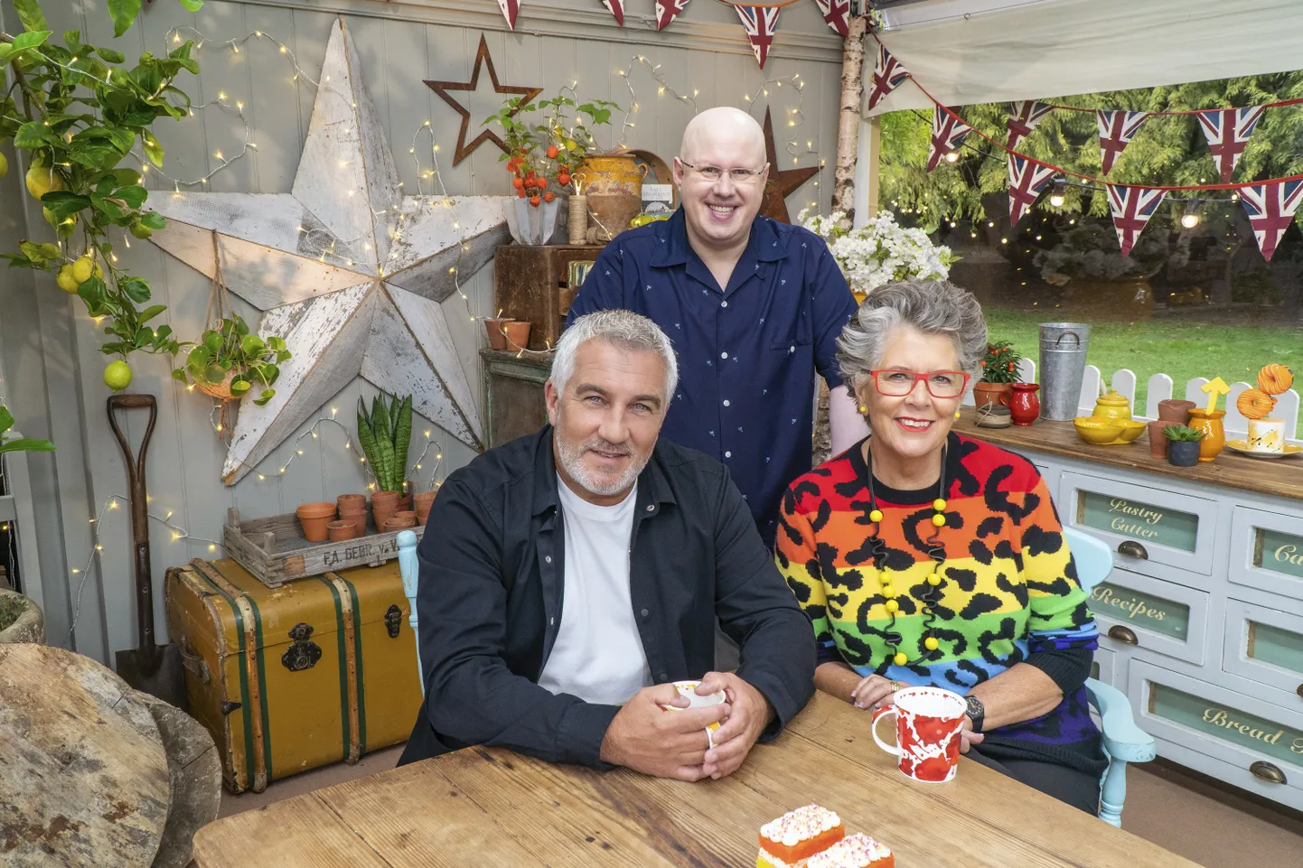 Pildil Paul Hollywood, Matt Lucas ja Dame Prue Leith.