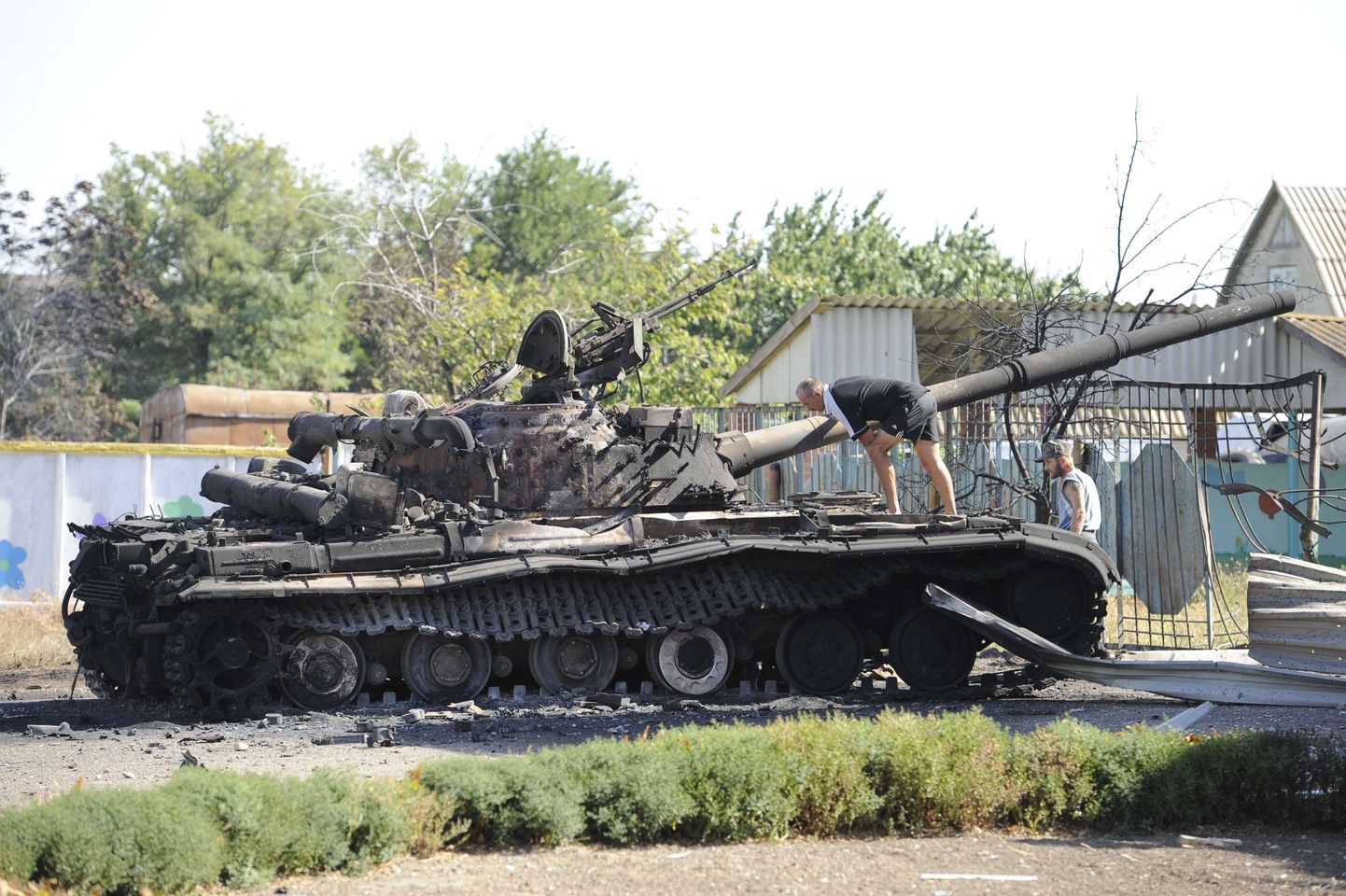 Purustatud tank Mariupoli lähistel asuva Talakovka lasteaia hoovis.