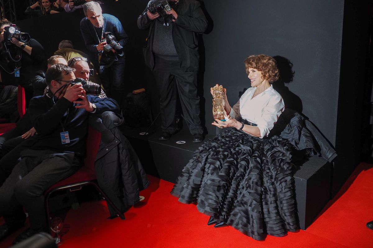 Polanskil on ka poolehoidjaid: Näitlejatar Fanny Ardant poseerimas parima naiskõrvalosa Césariga filmi eest «La Belle Époque».