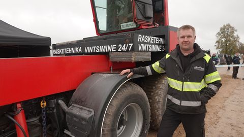 PILDID JA VIDEO ⟩ Vihmas ja mudas toimunud künnimeistrivõistluste tähthetk oli traktorite jõutõmme