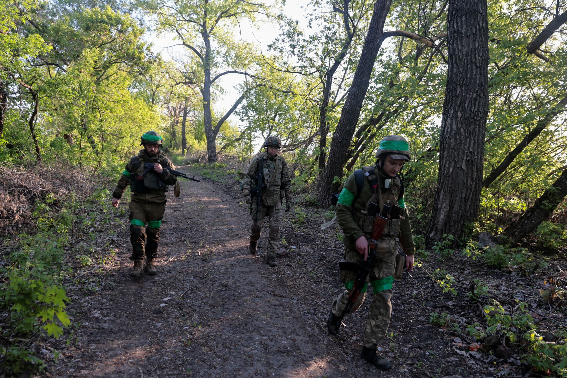 Ukraina sõdurid liikumas Harkivi oblastis asuvas metsas.