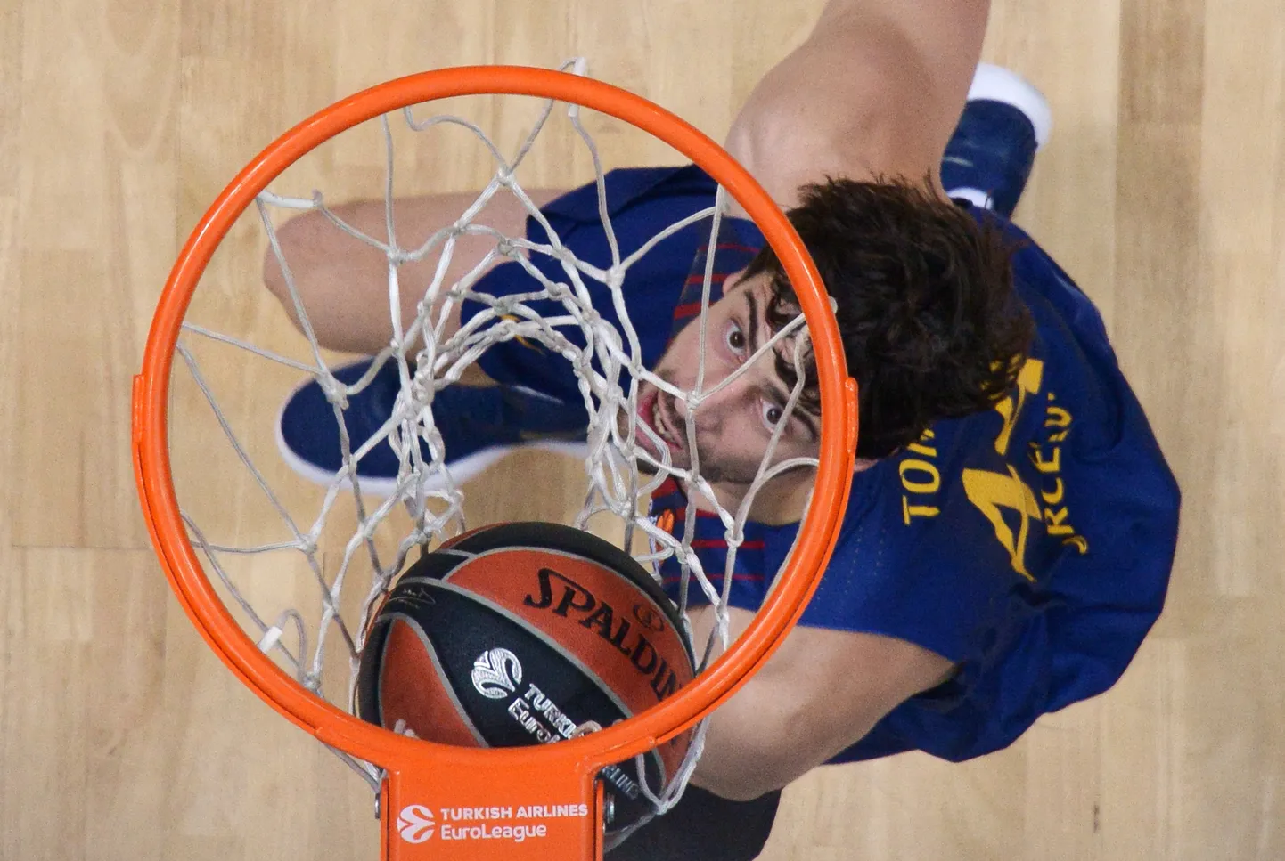 Jõudu on: Ante Tomic sai Euroliigas korvilauast jagu.