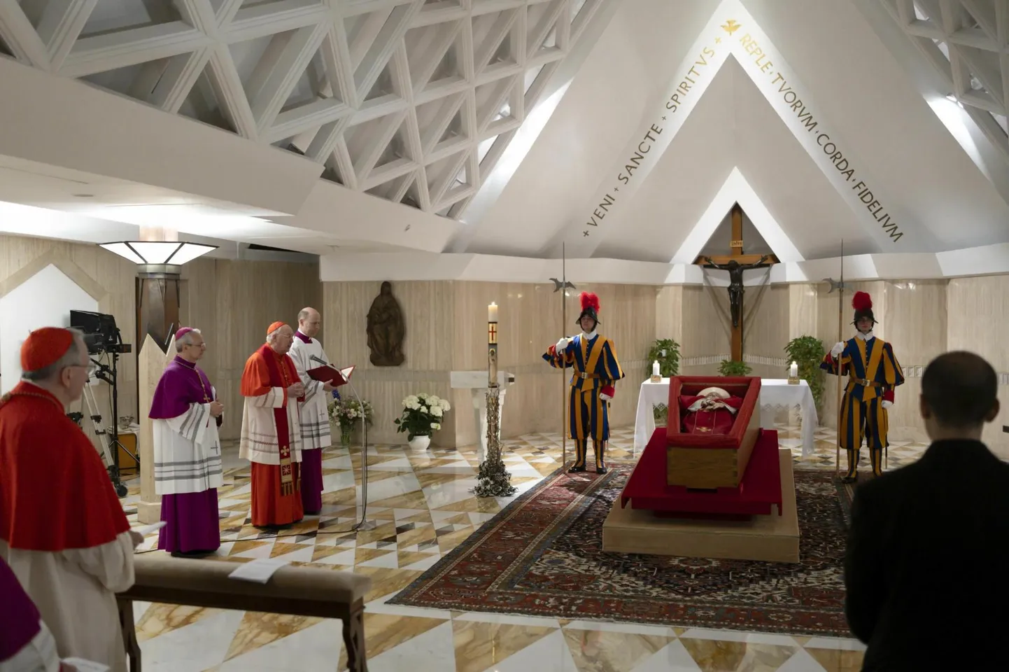 Paavst Franciscuse sark Casa Santa Marta kabelis, kust see viiakse Püha Peetruse basiilikasse, et usklikud saaks kirikupeaga hüvasti jätta.
