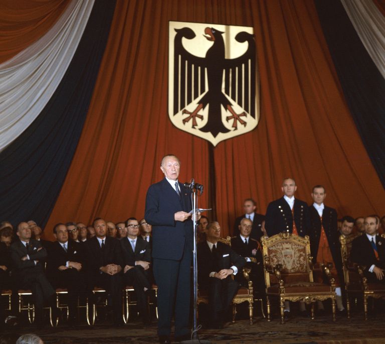 Lääne-Saksamaa kantsler Konrad Adenauer (keskel)