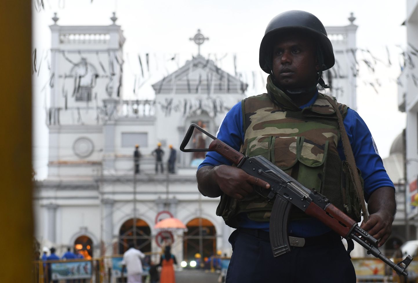 Sri Lanka sõdur katoliku kiriku ees.