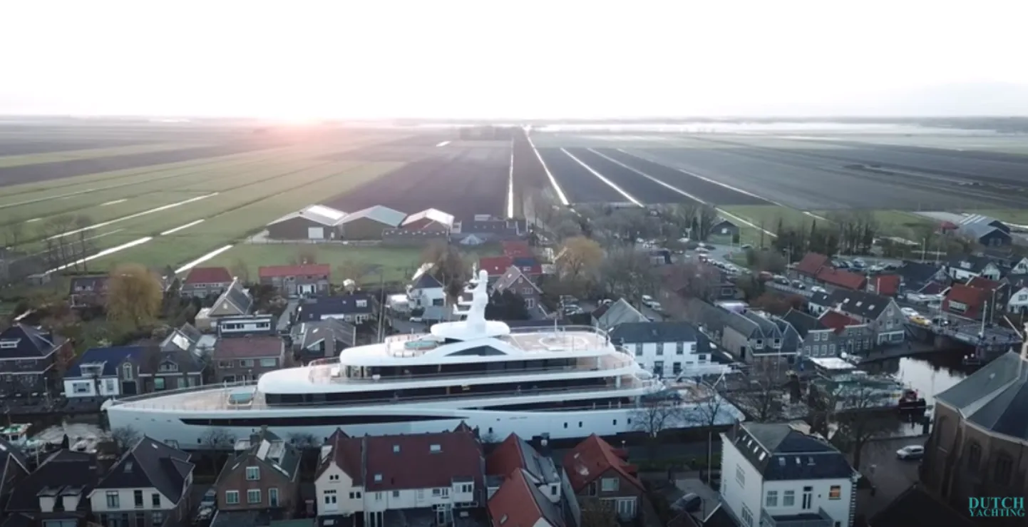 Superjaht Project 817 liikus läbi Hollandi kitsaste kanalite