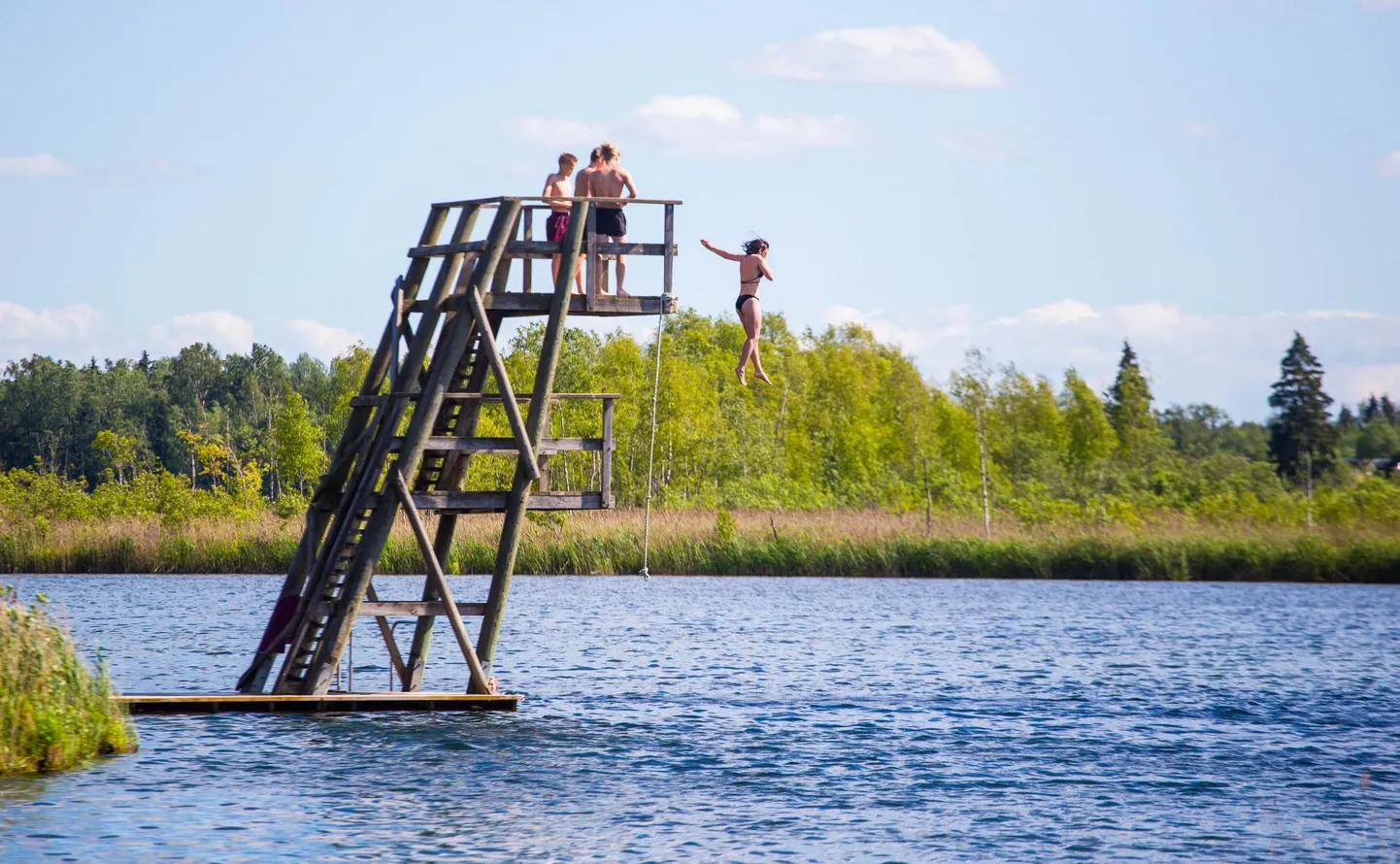 Porkuni järve ääres laupäeval rahvast küll murdu ei olnud, kuid need kes seal viibisid, nautisid suve täiel rinnal.