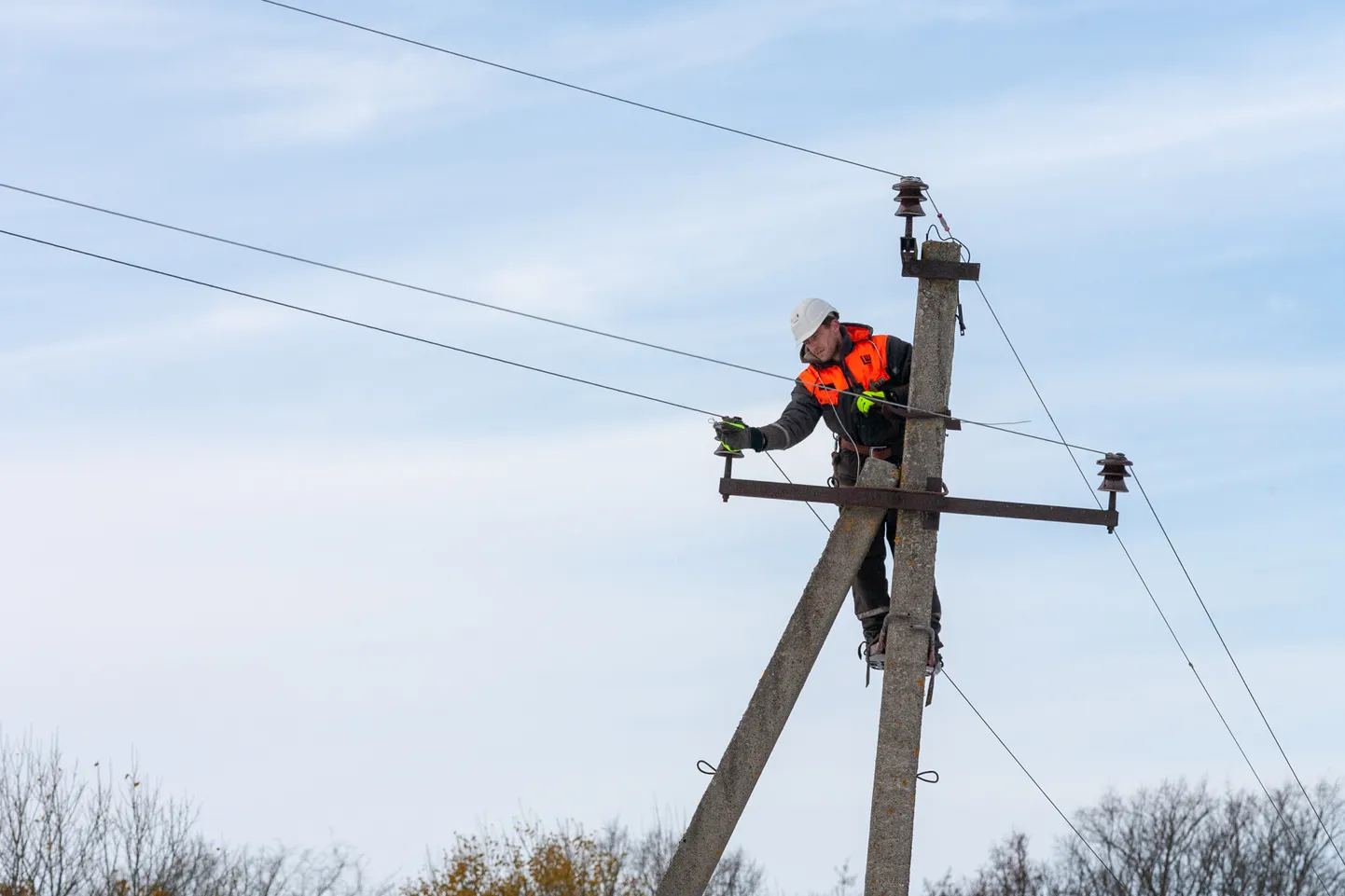 Pildil purunenud elektriliini parandus. Foto on illustreeriv.