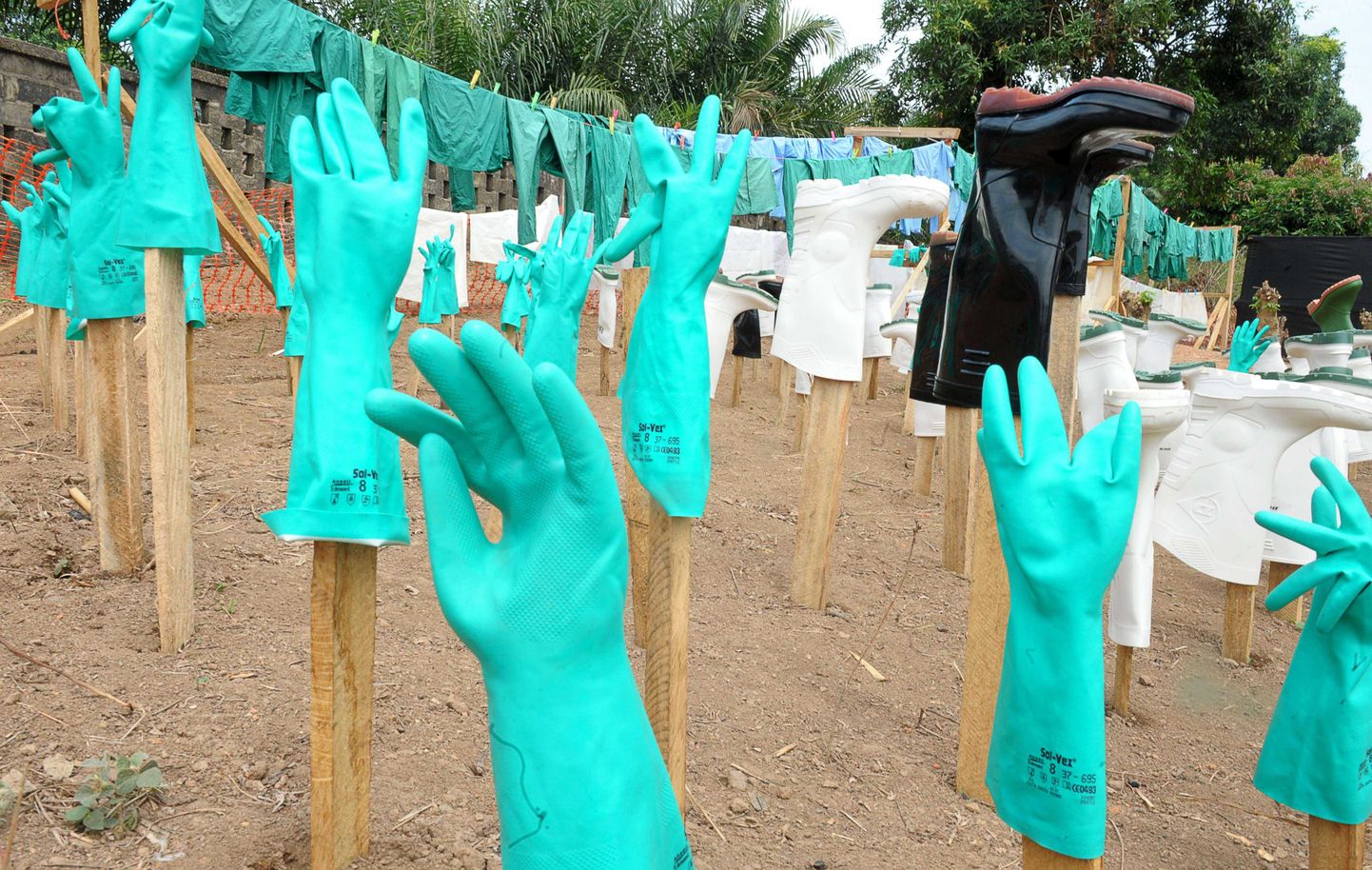 Guekedou ebolakeskuse töötajate riided kuivamas.