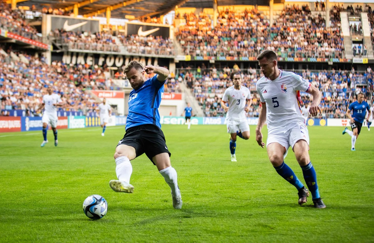 Eesti ja Belgia jalgpallimäng 2023. aasta juunis Tallinnas. Fotol Eesti ründaja Rauno Sappinen (vasakul) ja Jan Vertonghen.