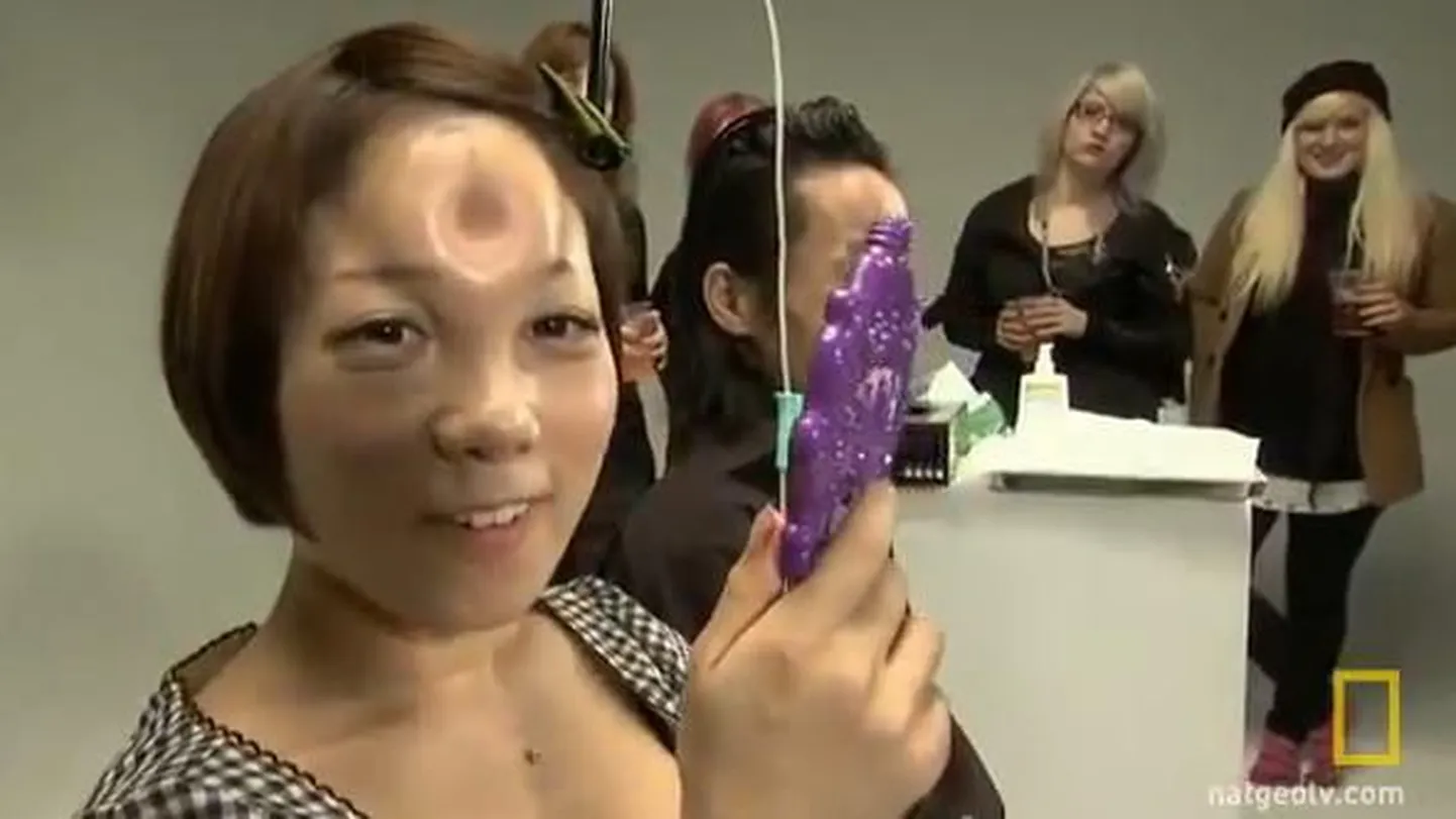 Кадр из видео. Девушка после укола bagel-head.