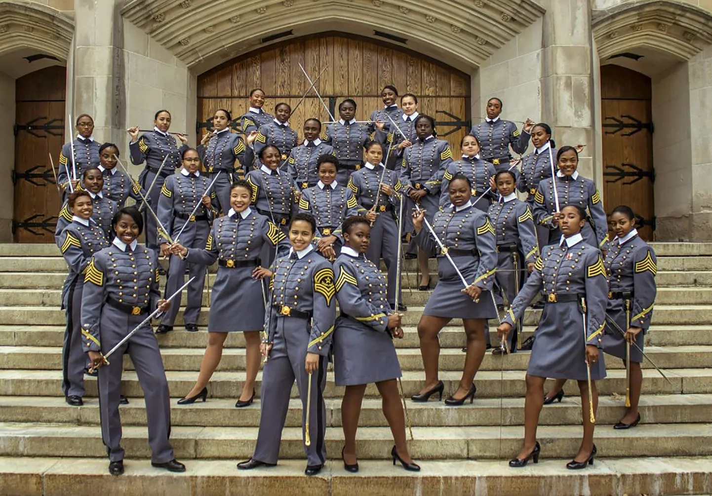 USA West Pointi sõjaväeakadeemia lõpetab laupäeval rekordarv naisi - nende seas rekordilised 34 mustanahalist naist, keda on näha sellel 7. maist pärineval fotol.