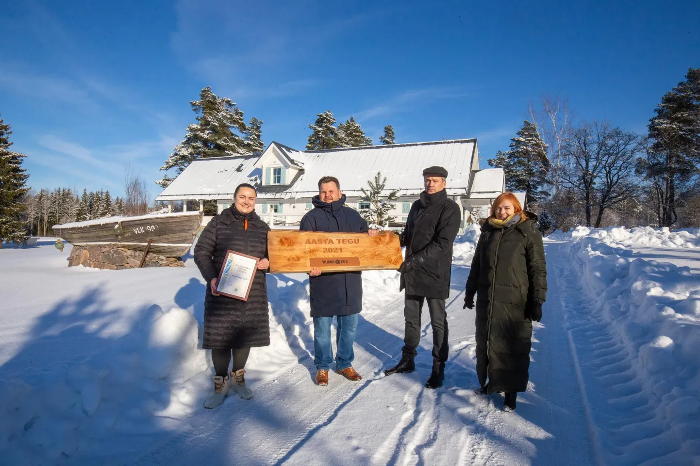 2021. aasta Viljandi valla aasta teoks kuulutati populaarne kalakohvik Võrtsu Sahver. Veebruaris tehtud pildil on kalakohviku pidajad Priit ja Maria Laur ning vallavanem Alar Karu ja abivallavanem Irma Väre.
