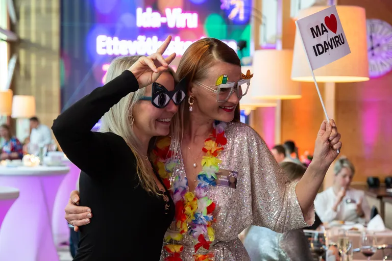 "Ettevõtliku kooli" üle-eestiline koordinaator Kristi Krilovs ja Toila gümnaasiumi õpetaja Kristi Goldberg poseerimas fotograafile.