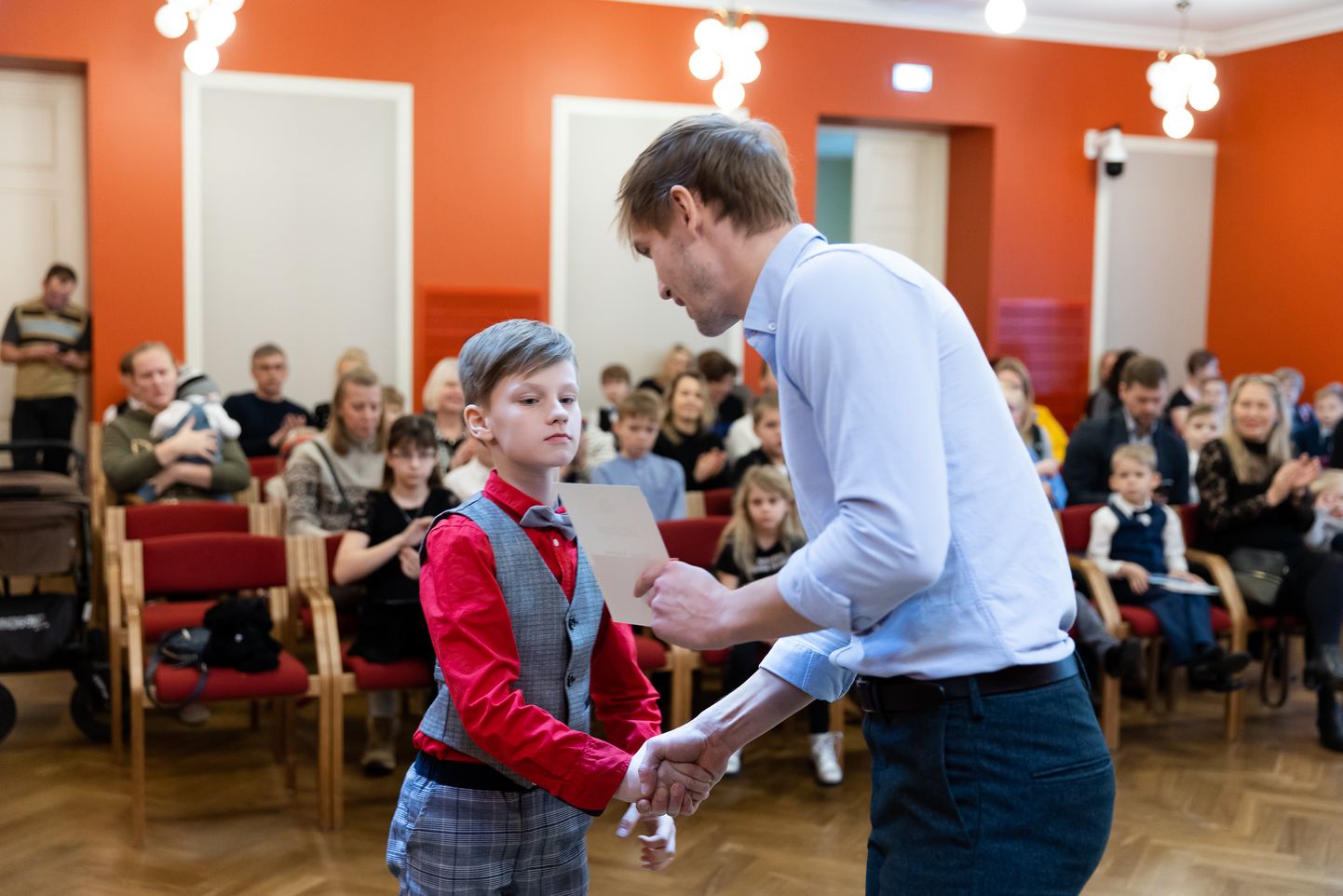 7-9-aastaste kooliealiste poiste esikoha võitja Kenar Kaasma (õp Pilvi Karu, Kuressaare Luce kool) aukirja annab üle Mihkel Vendel.