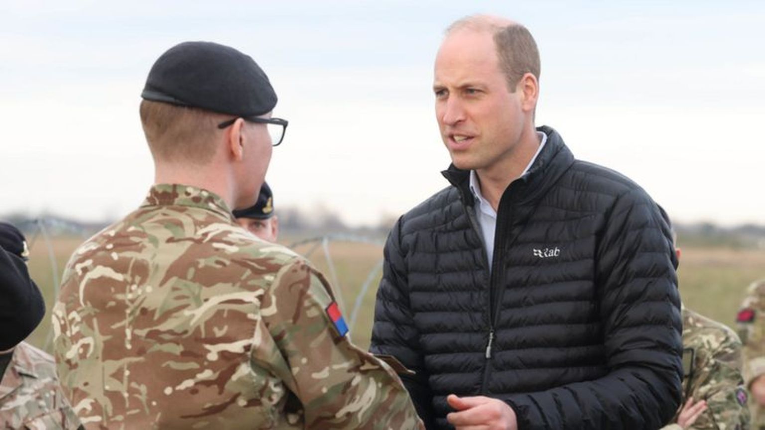 Принц Уильям побывал с неожиданным визитом на военной базе в Польше неподалеку от границы с Украиной.