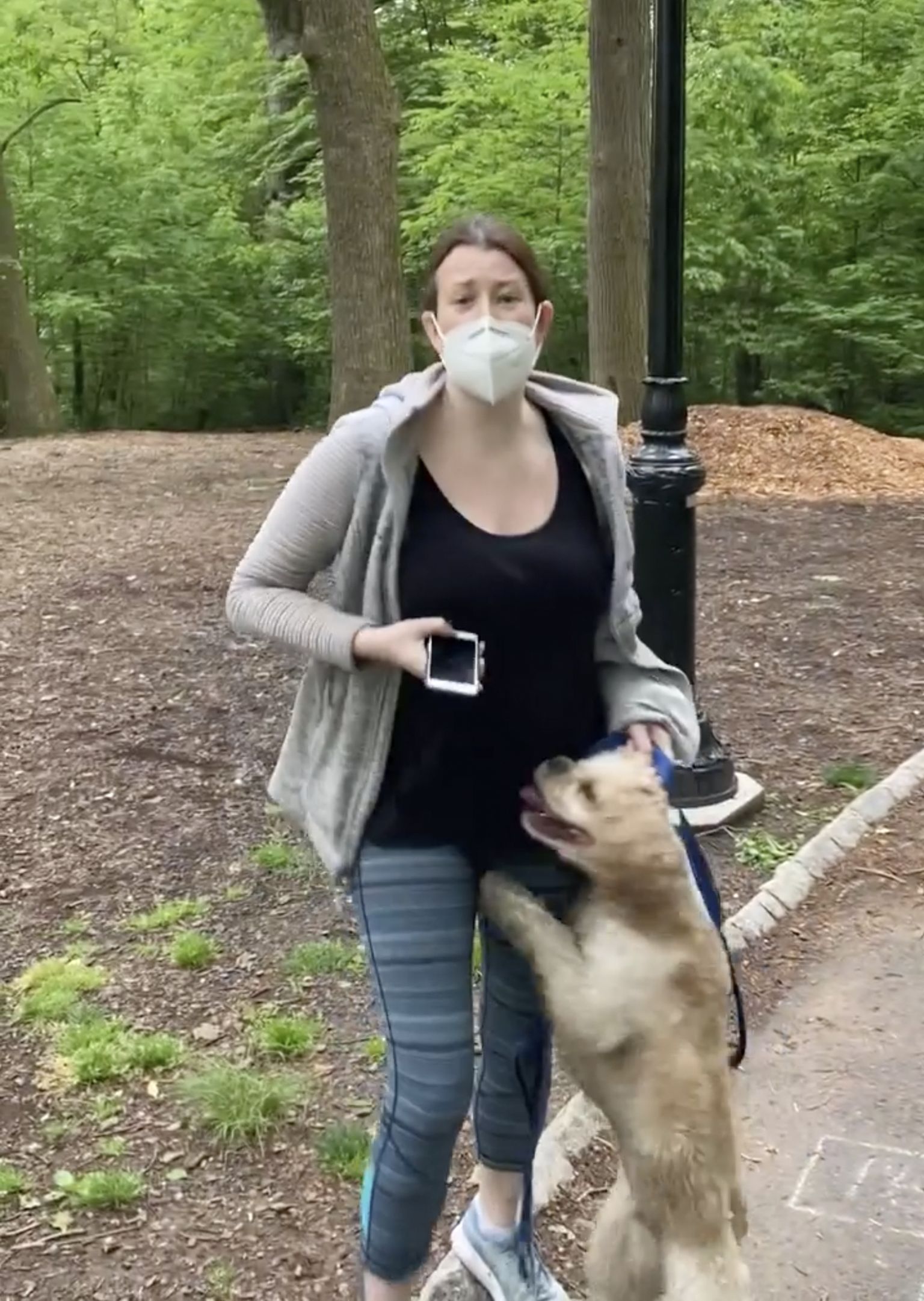 Kaader videost, millel on näha Amy Cooperit oma koeraga New Yorgi keskpargis