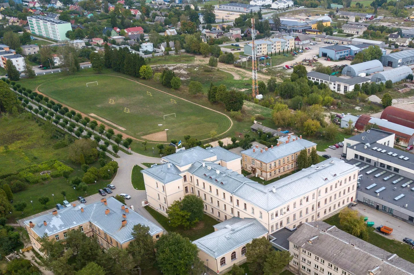 Jalgpallihalliga koos tuleb ametikooli territooriumile kompleks – hall, parkla ja korda tehtud välistaadion.