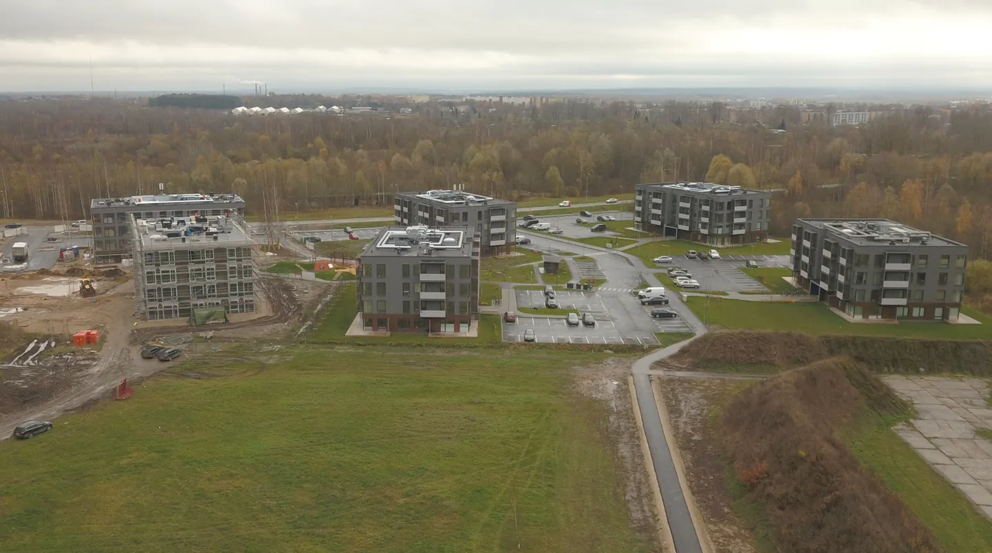 Uued kortermajad endise Raadi sõjaväelennuvälja ja ERMi peahoone vahetus läheduses.