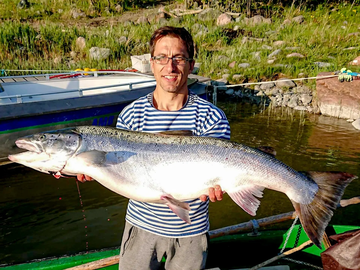 Janek Teinlum 18kilogrammise lõhega. Selline saak teeb kaluri meele ikka rõ õmsaks.