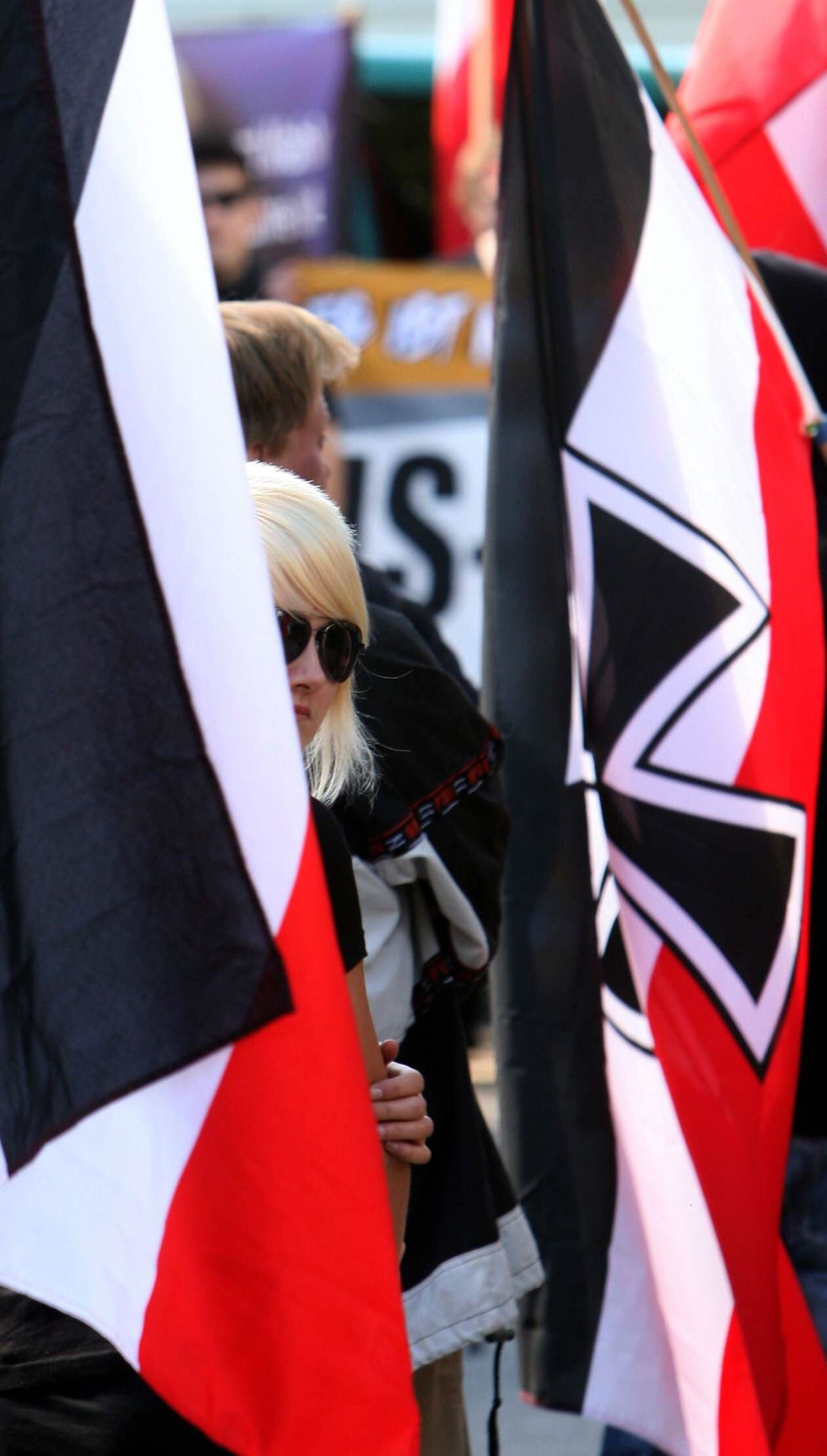 Saksamaa rajab neonatside vastu võitlemise ameti. Fotol neonatsid lippudega