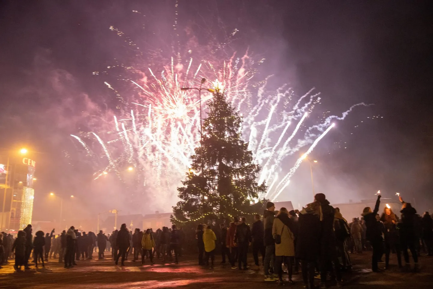 Tavapäraselt on Viljandis uut aastat ilutulestikuga tervitatud Centrumi ja Uku keskuse vahel ning ilutule on taevasse lasknud Arnika pürotehnikud.