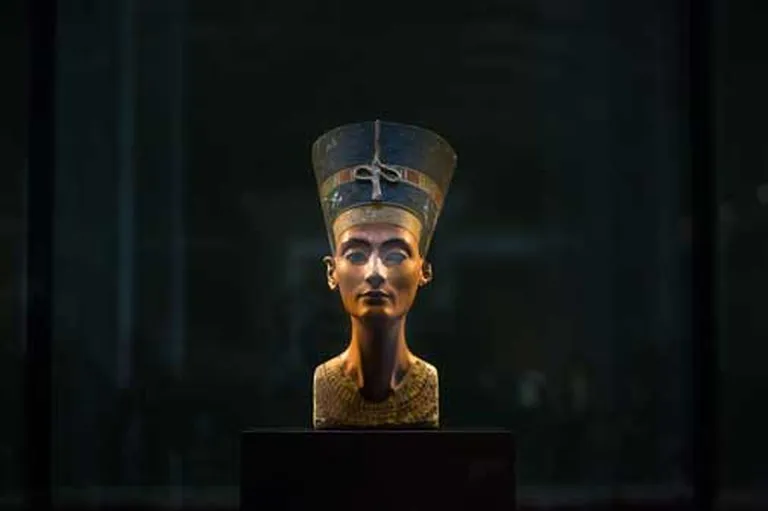 Valdnieces Nefertiti statuja.