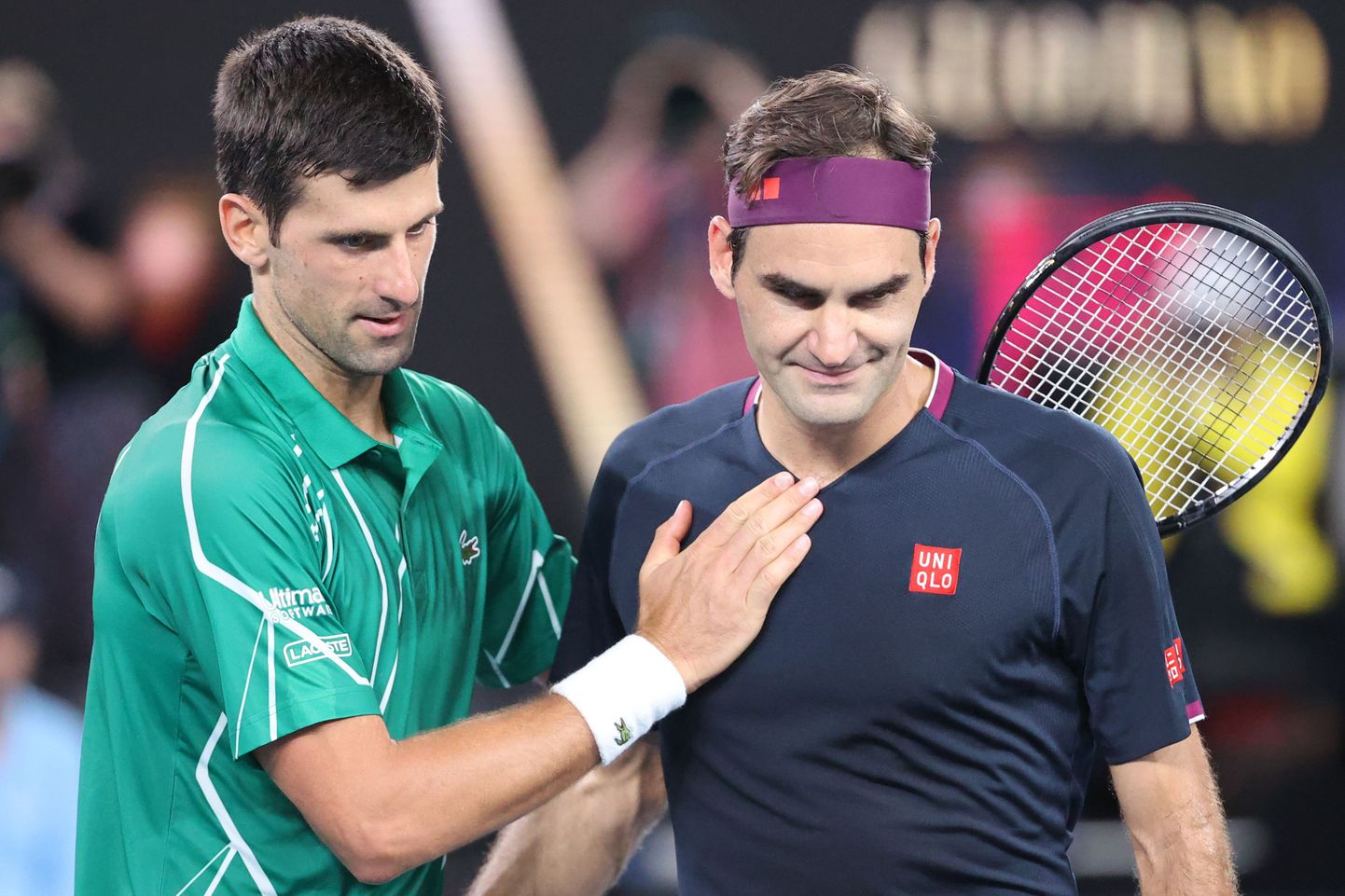 Serbia tennisekuningas Novak Djokovic (vasakul) patsutab sõbralikult Šveitsi tennise igiluukurit Roger Federeri.