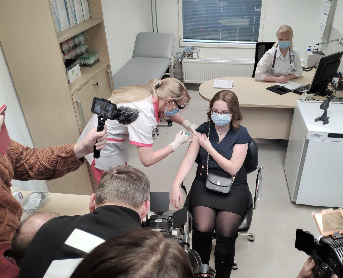Медсестра Анна Александрова делает Елене Розинко первую прививку в Эстонии от Covid-19.