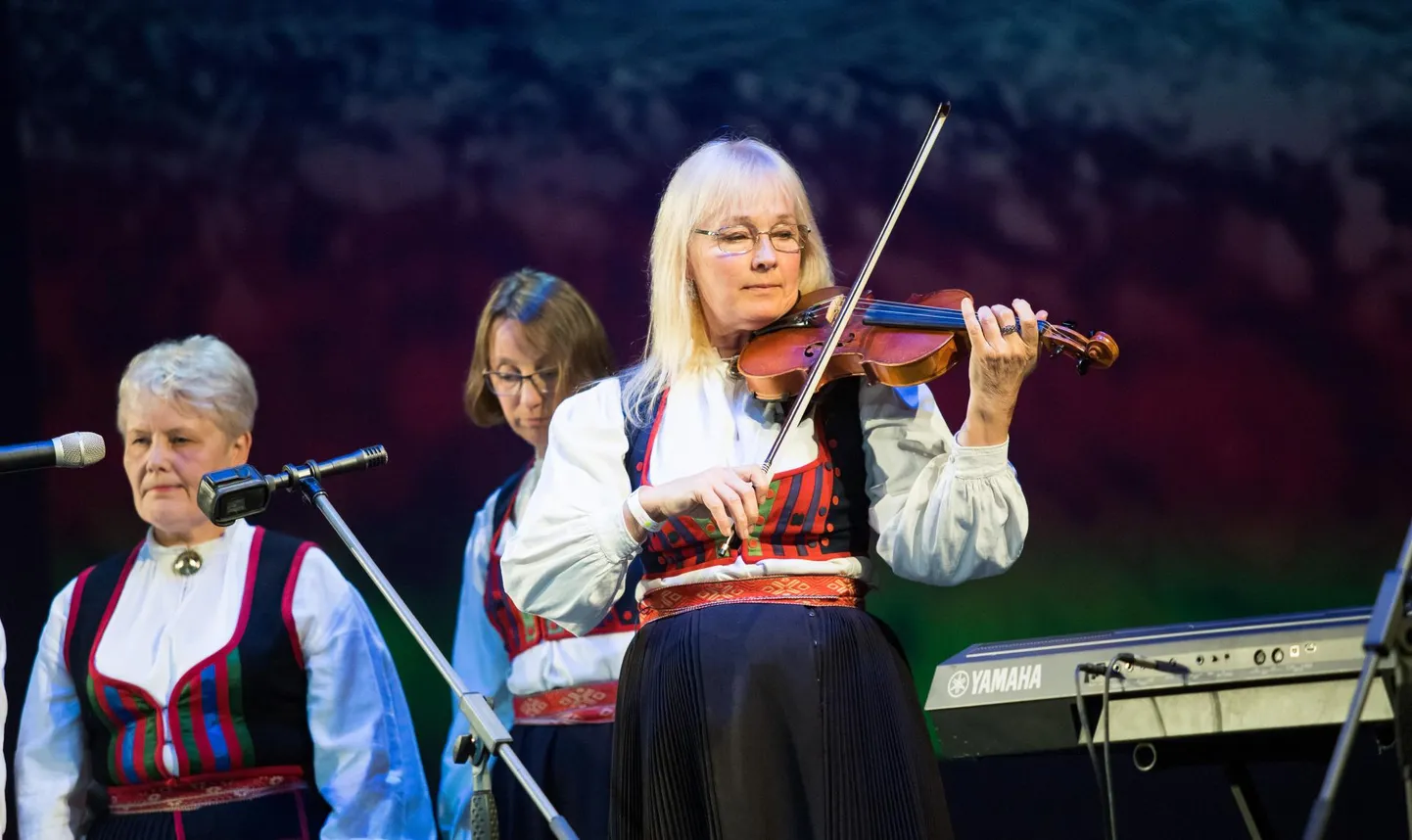 Saaremaa ansambel Viu ja Sõbrad Rakvere teatri laval.