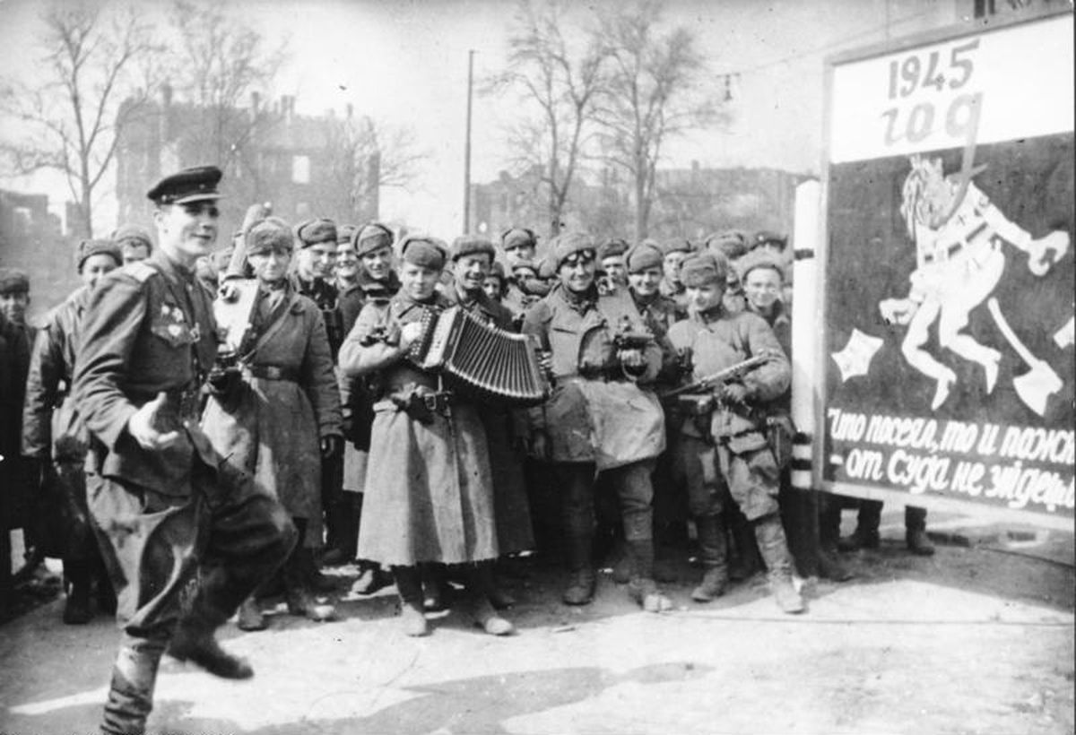 PSRS karavīri līksmo par Berlīnes ieņemšanu. 1945. gada maijs.