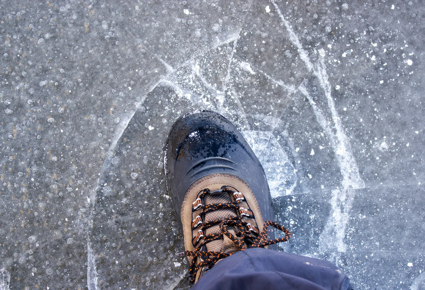 Трескающийся лед. Фото иллюстративное.